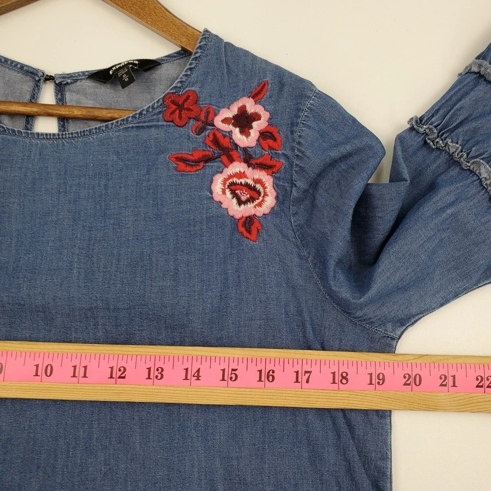 Express Denim Chambray Blouse Floral Embroidered Bell Sleeve Boho Casual M - Picture 15 of 16